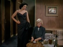 Marilyn Monroe mixes a sleeping potion into a cocktail in Gentlemen Prefer Blondes